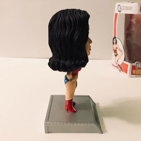 DC Universe Funko Wonder Women Wacky  Wobbler Bobble Head - Picture 15 of 16
